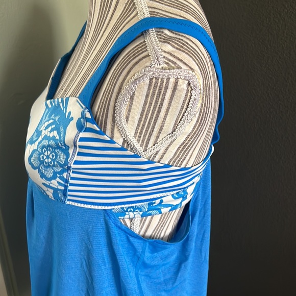 🔥1 hour sale. Lululemon, blue sports tank, built in bra, size 10 - Picture 6 of 8